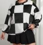 Макси модерна еластична блуза в черно-бял шахмат с ластик на ръкавите