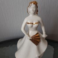 Порцеланова фигура на жена, снимка 1 - Антикварни и старинни предмети - 45295630