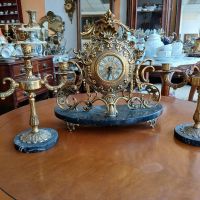 Бронзов часовник със свещници, снимка 1 - Антикварни и старинни предмети - 45241116