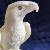Масивна пластика на бял орел, снимка 6 - Антикварни и старинни предмети - 45700483