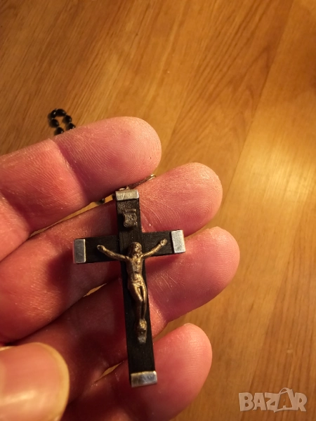     Стара молитвена броеница с дървен кръст разпятие и черни звена  богородица и Исус Христос и папа, снимка 1