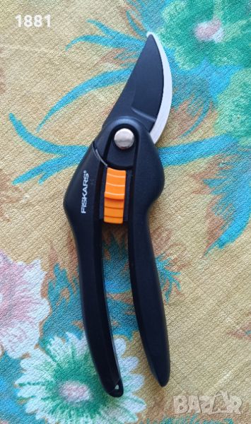 Градинска лозарска ножица FISKARS с разминаващи се остриета SingleStep™. Нова., снимка 1