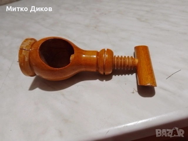 винтова лешникотрошачка, изработена от чемширово дърво.