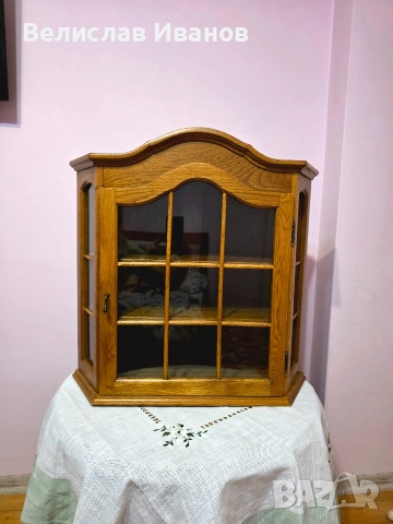 Винтидж дъбова витрина за стена (ъглова) от масивно дърво. Перфектно състояние.