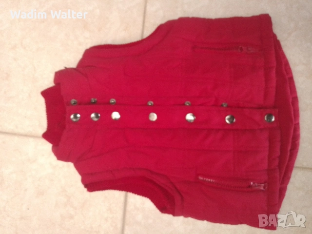 Бебешка изолирана жилетка без ръкави и качулка 