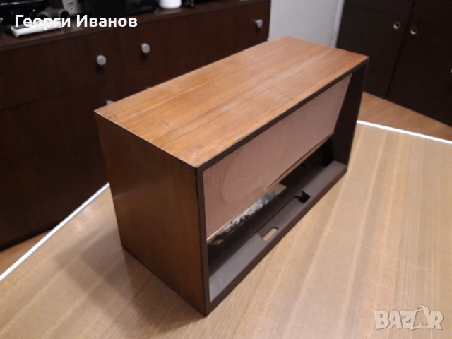 Продавам дървена кутия от радио NordMende Elektra