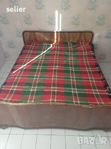 Продавам спалня,гардероб и русенско легло за 50лв общо.Идвате и си ги взимате от място.За повече инф