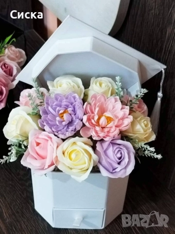 Тематични букети в бяло и черно със 11 броя сапунени цветя за предстоящите абитуриенти,абсолвенти🎓, снимка 6 - Подаръци за жени - 45406164