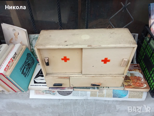 Стара аптечка, снимка 2 - Антикварни и старинни предмети - 54000335