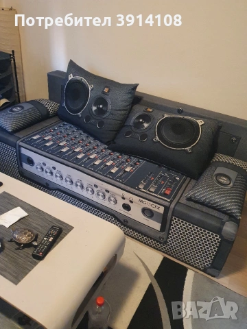 Диван с опция легло и място за съхранение на багаж