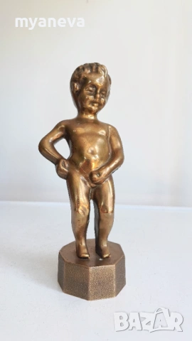 Бронзова статуетка на Манекен Пис , известната скулптура на пикаещо момченце,  символ на Брюксел. 