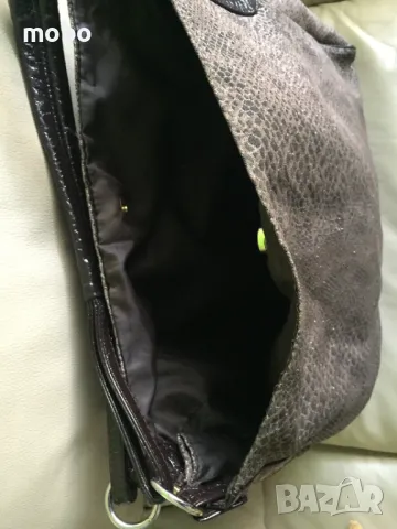 Дамска кафява чанта/ тип змийски принт / от водоустойчива промазка,едно отделение с вътрешен джоб , снимка 3 - Чанти - 49634230