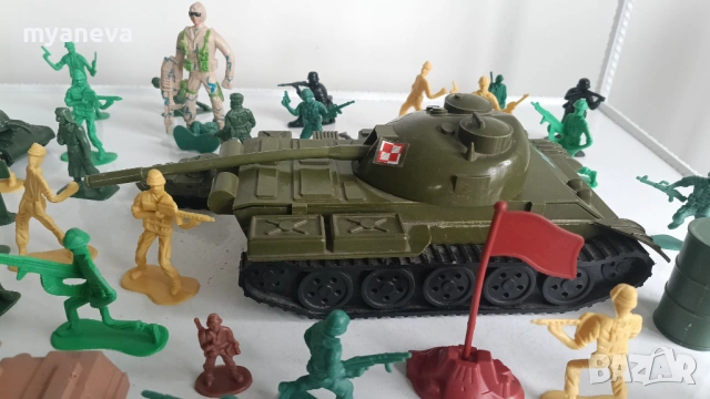 Стари играчки, войници, танкове и други екшън фигури , снимка 9 - Фигурки - 53454971
