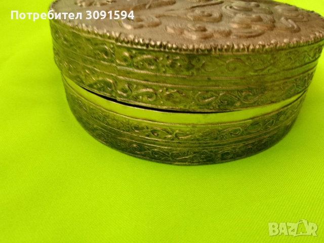 релефна медна посребрена кутия за бижута с огледало възрожденски стил, снимка 3 - Антикварни и старинни предмети - 51482064