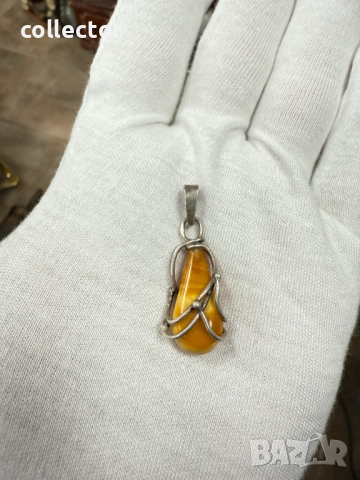 Сребърна висулка с яйчен кехлибар. №7661, снимка 2 - Колиета, медальони, синджири - 52624149