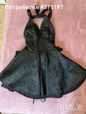 Ефектна черна рокля 