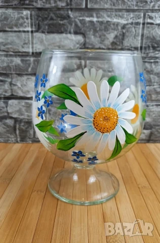 Ръчно рисувана ваза/чаша с маргаритки и незабравки, снимка 4 - Вази - 50632204