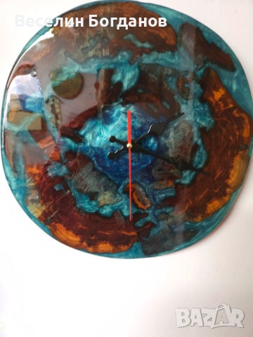 Часовник изработен от епоксидна смола и дърво 