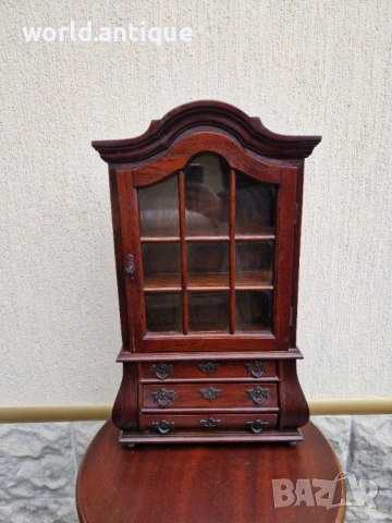 Уникална антикварна английска дървена витринка с чекмеджета махагон