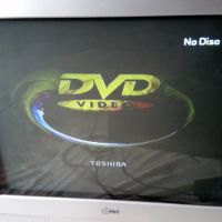 DVD Toshiba SD-100E, снимка 2 - Плейъри, домашно кино, прожектори - 45675615