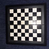 Магнитен шах в пластмасова черна кутия, снимка 2 - Шах и табла - 45687192