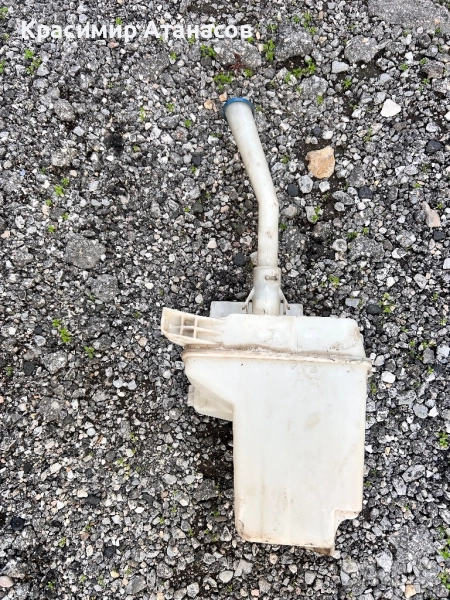 Казанче течност чистачки за Тойота Корола версо. 2004-2008г, снимка 1