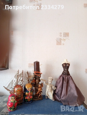 Стари сувенири от различни държави и години.