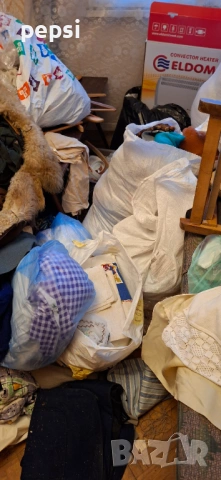 Подарявам голямо количество нови и запазени дрехи, посуда, диван, легло, маса, закачалки чаши чини, снимка 3 - Други стоки за дома - 53248533