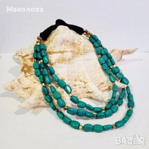 Много редово колие, изработено от камък тюркоаз.