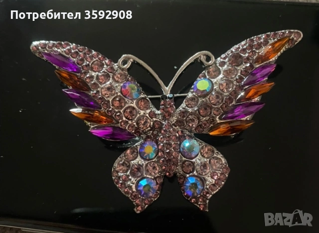 Брошка св кристали пеперуди
