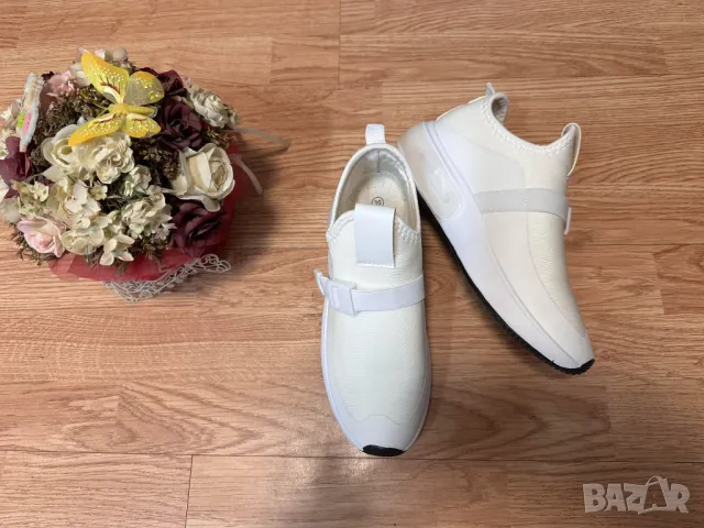 сникърси/ бели/ 