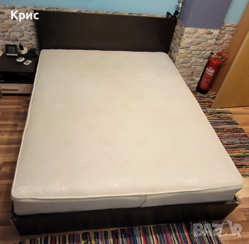 Спалня със матрак и подматрачно пространство за съхранение 