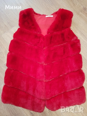 Червен елек с косъм