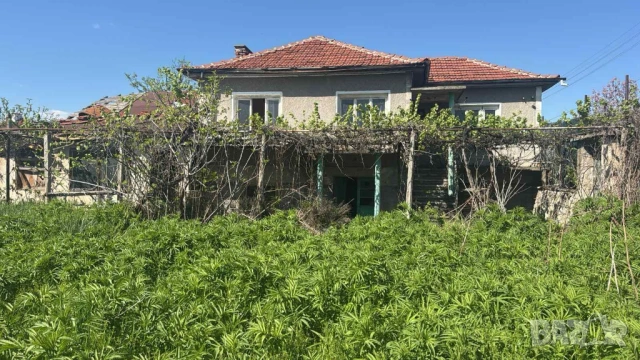Къща в с. Главиница, обл. Пазарджик 200 кв. РЗП, 1 дка Двор