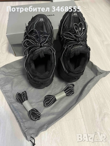 Черни маратонки на Balenciaga. 