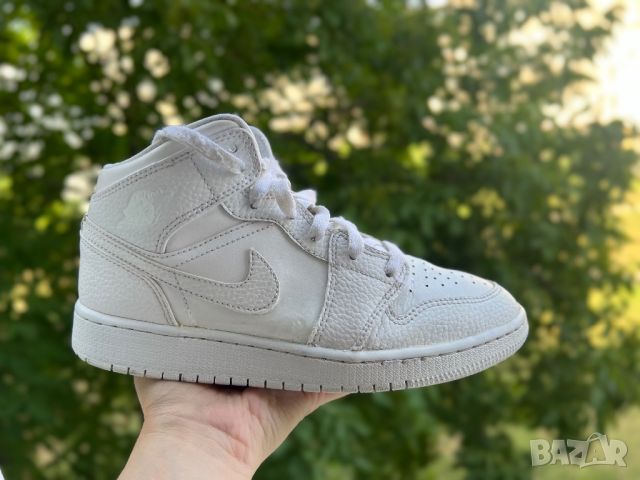 Jordan 1 Mid "Triple White" — номер 38, снимка 1 - Маратонки - 45888966