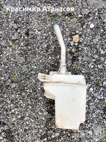 Казанче течност чистачки за Тойота Корола версо. 2004-2008г