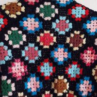 Винтидж ръчно плетен шал, многоцветен върху черна основа, флорален мотив, с ресни, триъгълен, снимка 2 - Шалове - 45521572