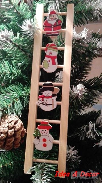 Новогодишна играчка дървена стълбичка с дядо коледа и три снежни човека, снимка 1