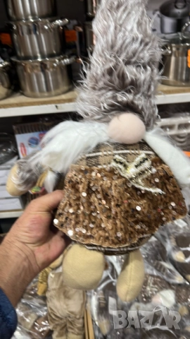 Коледен гном с блестяща златиста пола и пухкава шапка, снимка 4 - Други стоки за дома - 52134342