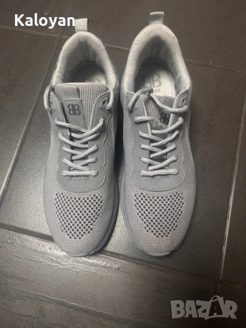 Сиви обувки