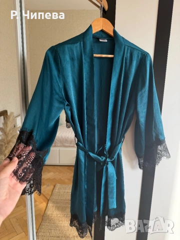 Сатенен халат в цвят петрол с черна дантела 🖤