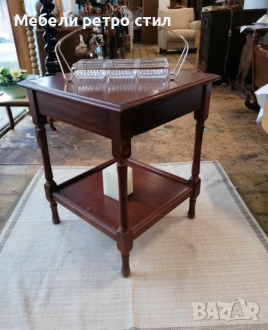 Стилна помощна масичка от масивно дърво в класически тъмен цвят. Разполага с удобно чекмедже., снимка 3 - Шкафове - 53465645