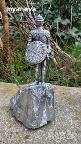 Скулптура на рицар  , метална с богата орнаментика , снимка 11 - Статуетки - 45879068