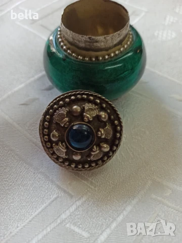 Малка антикварна кутийка красив зелен камък при основата орнаменти при капака височина 5 см 
