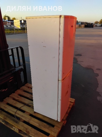 Малък хладилник с фризер.