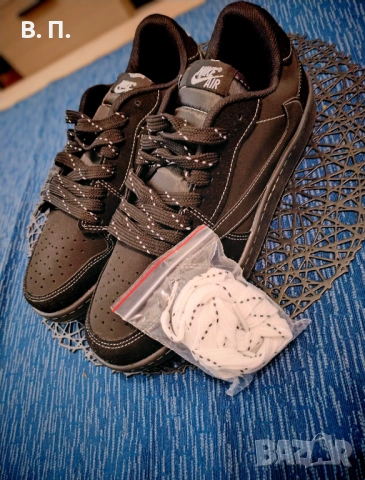 обувки Air Jordan 1 Low x Travis Scott 'Black Phantom', снимка 3 - Маратонки - 53617392