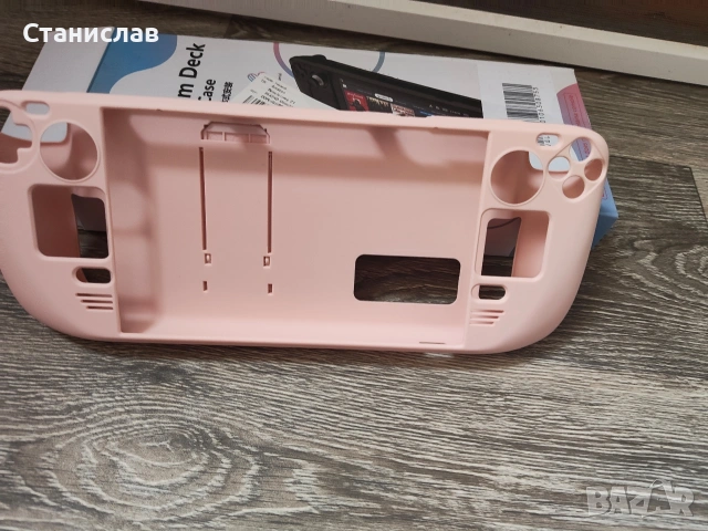 Розов защитен калъф с вградена стойка за игрова конзола Valve Steam Deck.