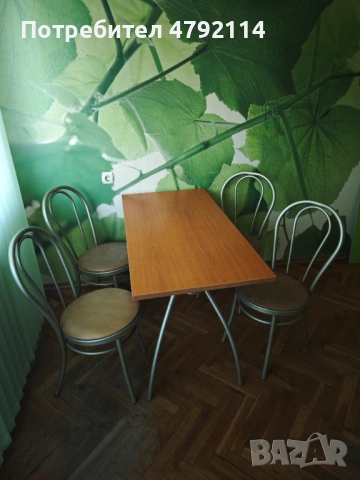 Продавам маса с 4 стола