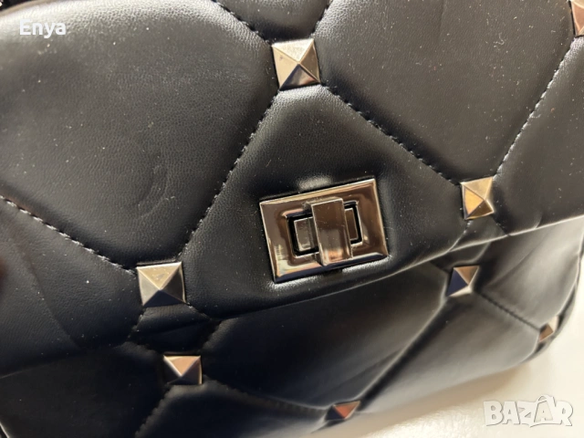 Дамска чанта - черна с капси, снимка 5 - Чанти - 54156409